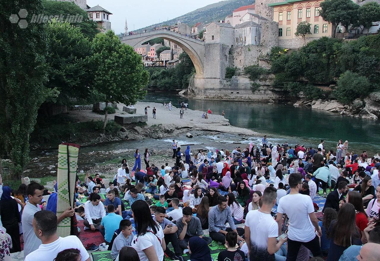Iftar ispod Starog mosta