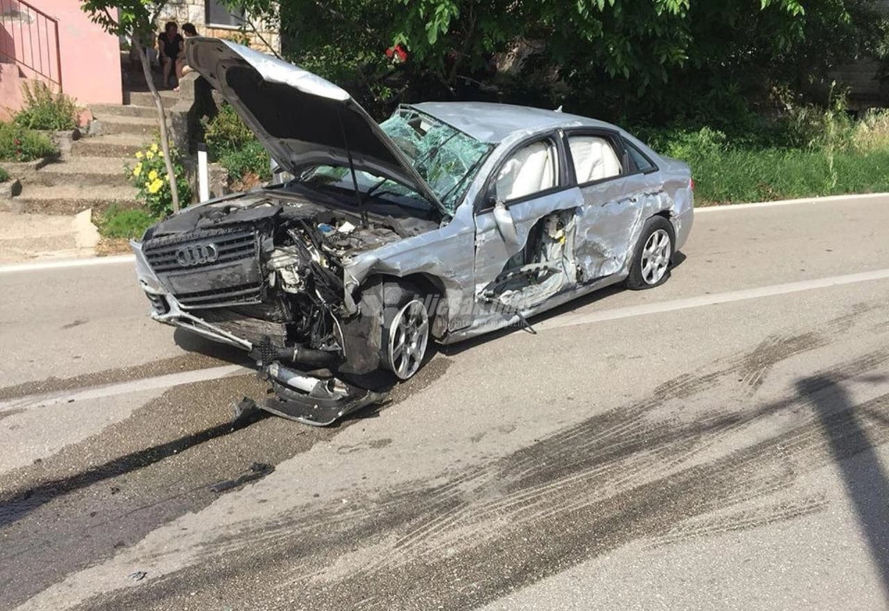 Stravičan sudar dva Audija u Grudama