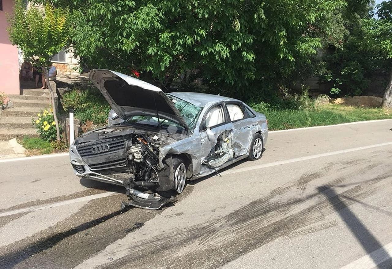 Stravičan sudar dva Audija u Grudama