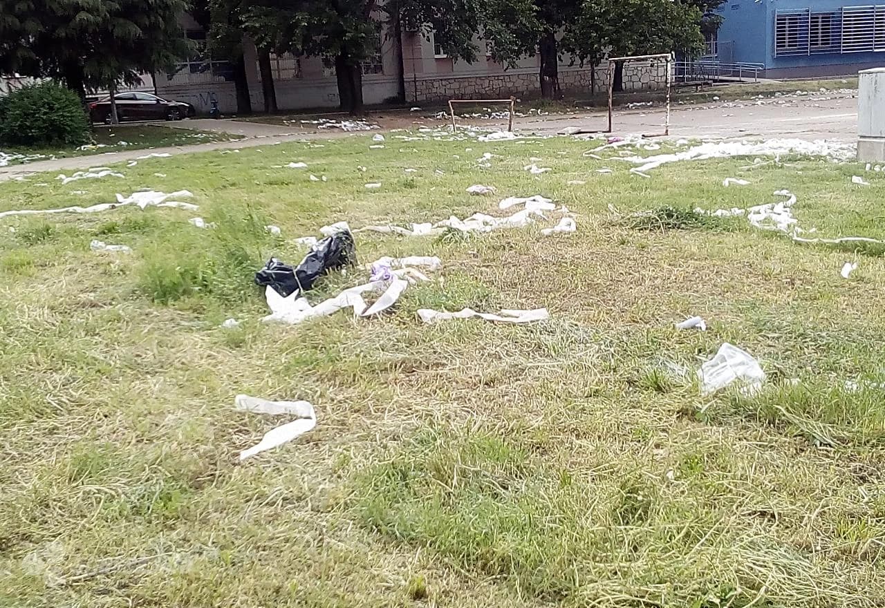 Smeće je razbacano na sve strane