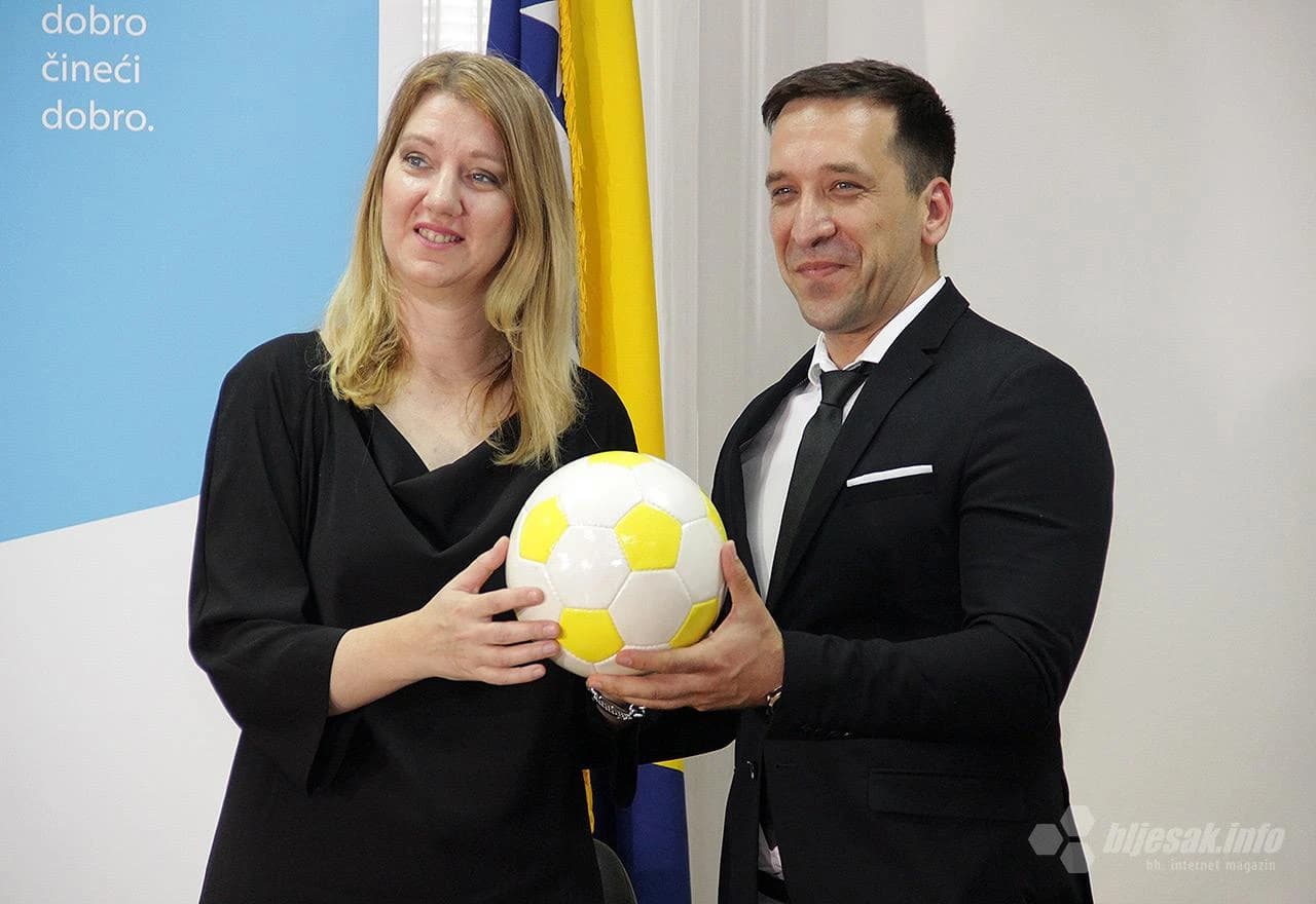 Prva lopta uručena je ministrici