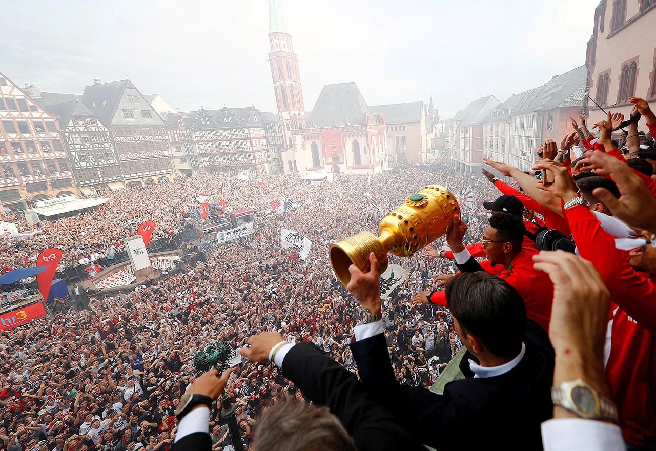Spektakularan doček za Niku Kovača i igrače Eintrachta u Frankfurtu