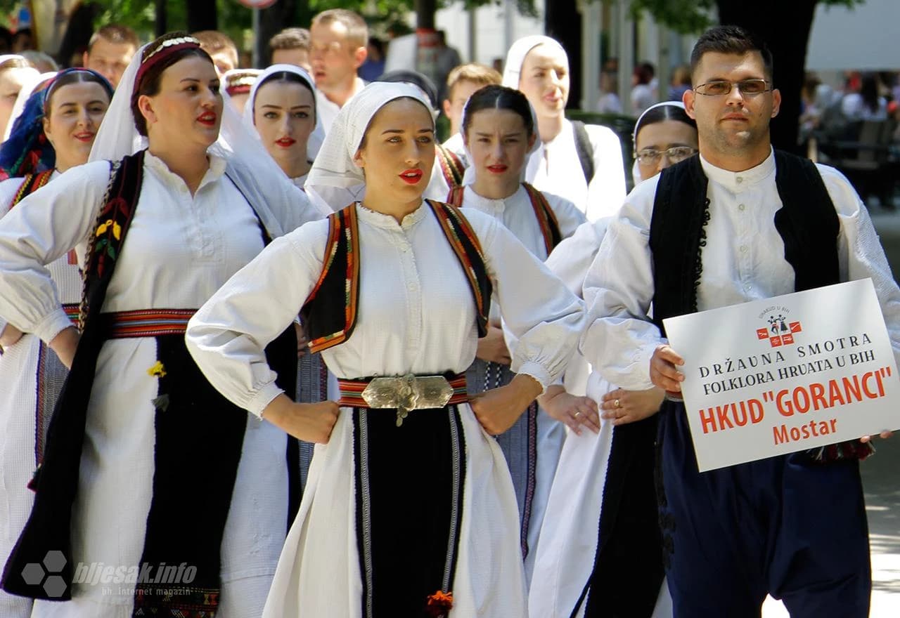 Defile sudionika smotre folklora Hrvata u BiH