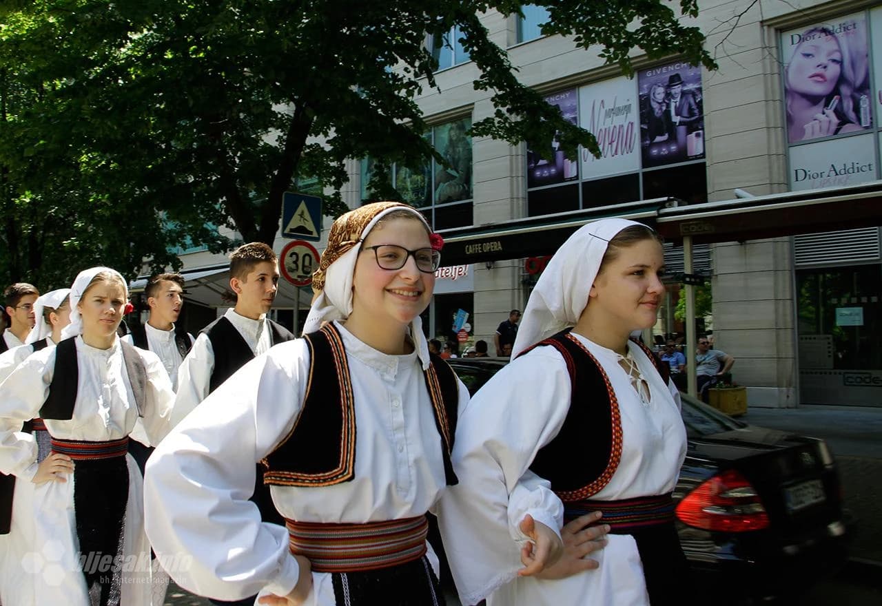 Defile sudionika smotre folklora Hrvata u BiH