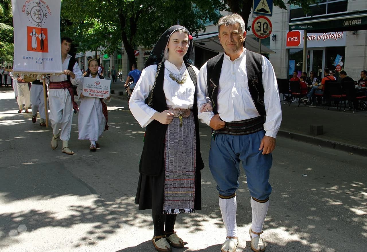 Defile sudionika smotre folklora Hrvata u BiH