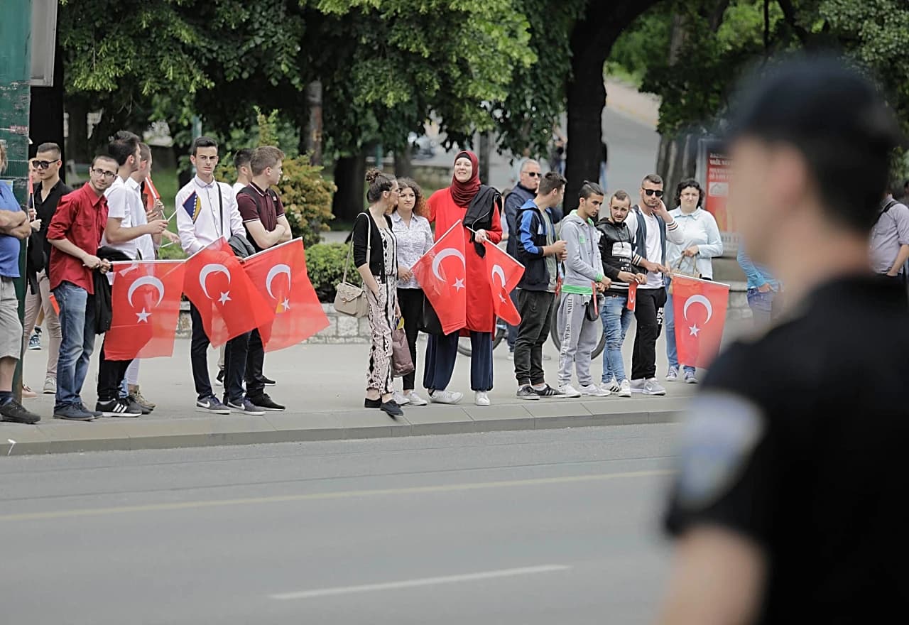 Građani su dočeli Erdogana sa zastavama Turske