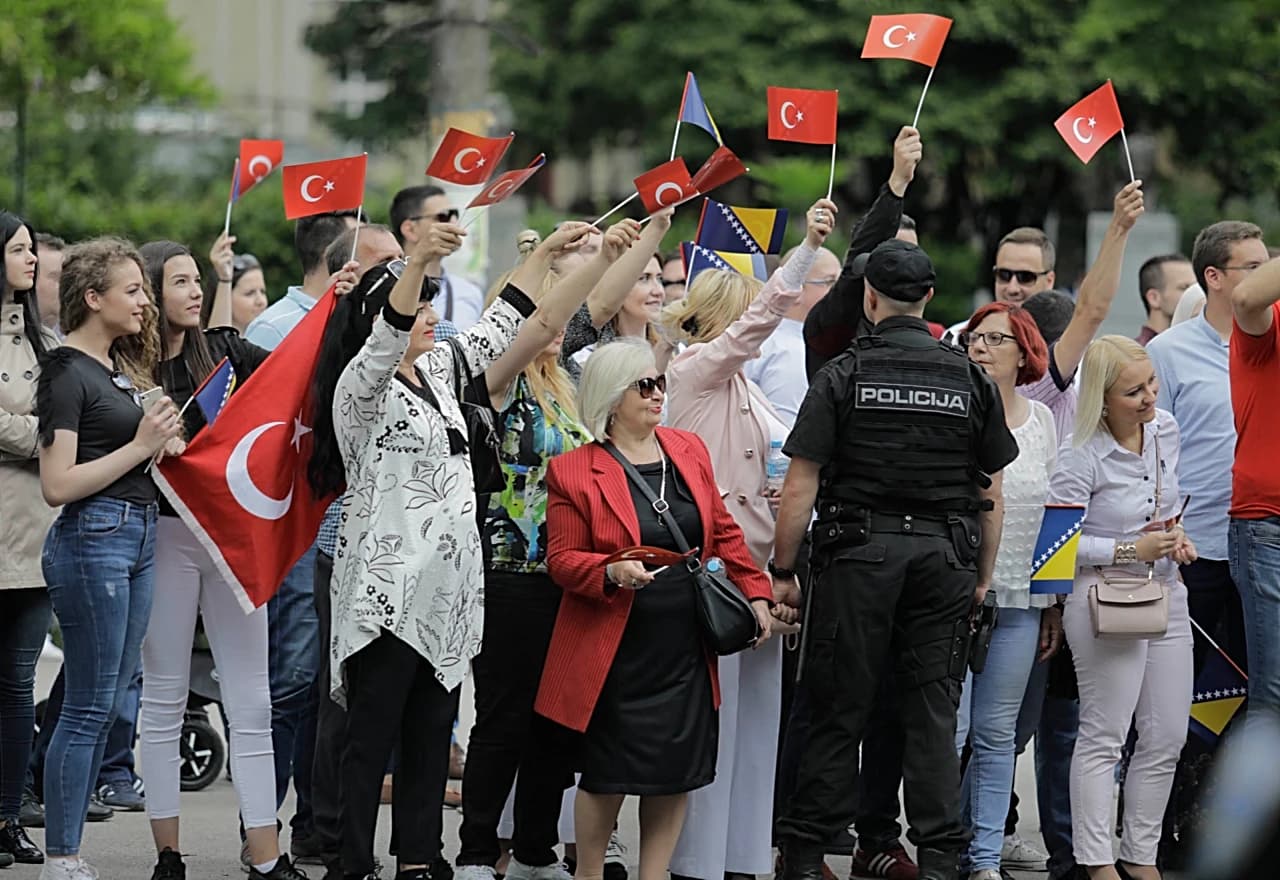 Građani su dočeli Erdogana sa zastavama Turske