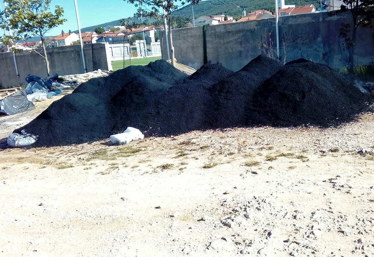 Zapaljen granulat za umjetnu travu