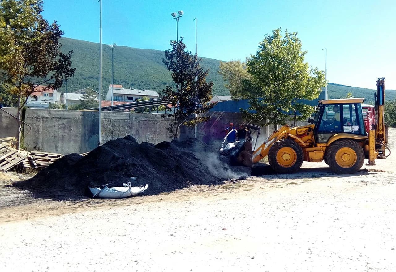 Zapaljen granulat za umjetnu travu