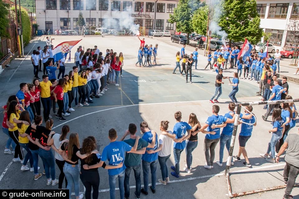 Maturanti u Grudama proslavili zadnji dan nastave