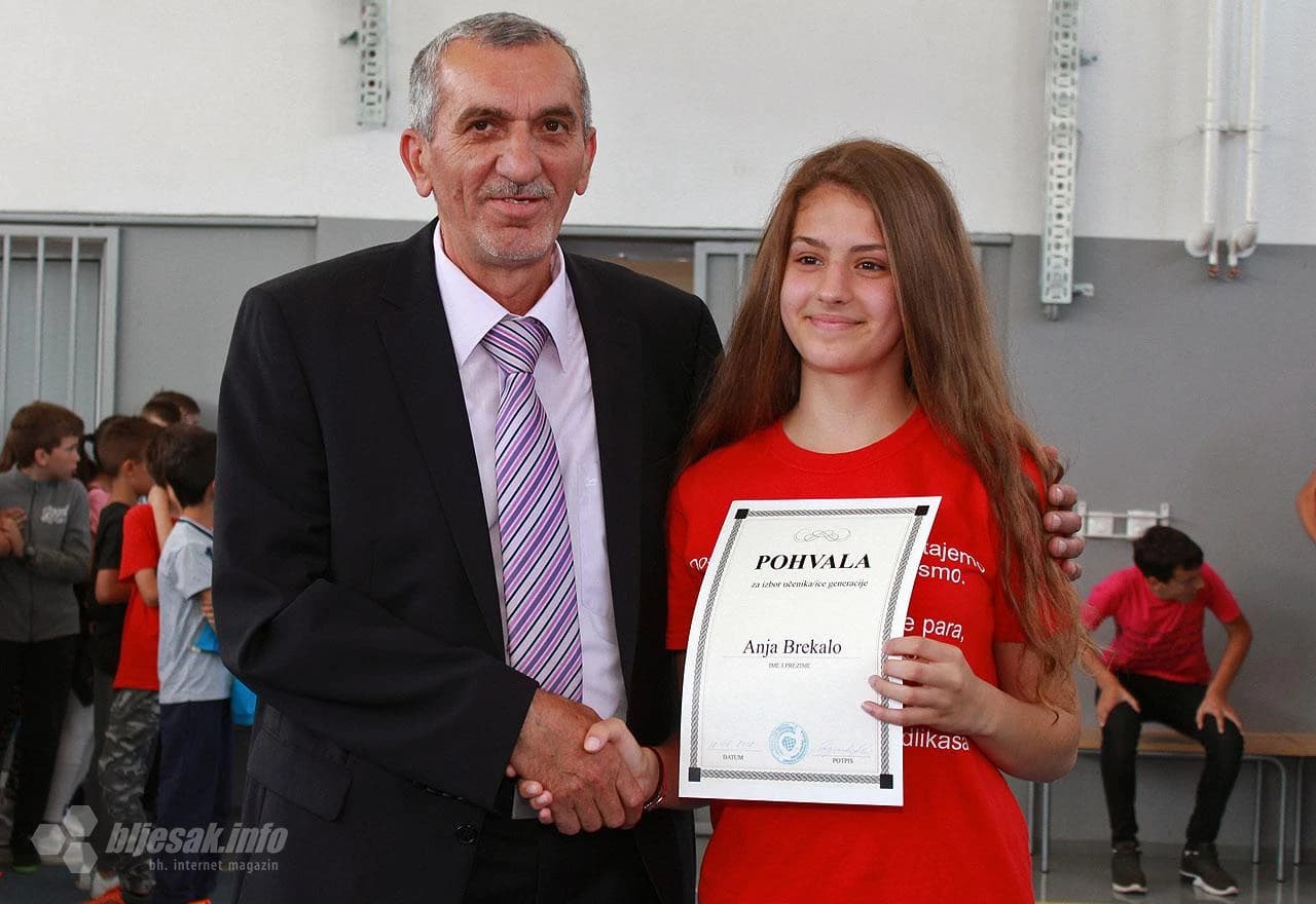 Dan Druge osnovne škole Široki Brijeg (Učenica generacije Anja Brekalo s ravnateljom)