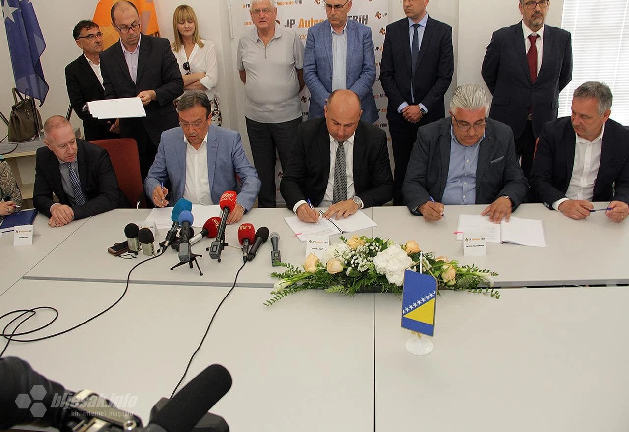 Detalj s potpisivanja ugovora