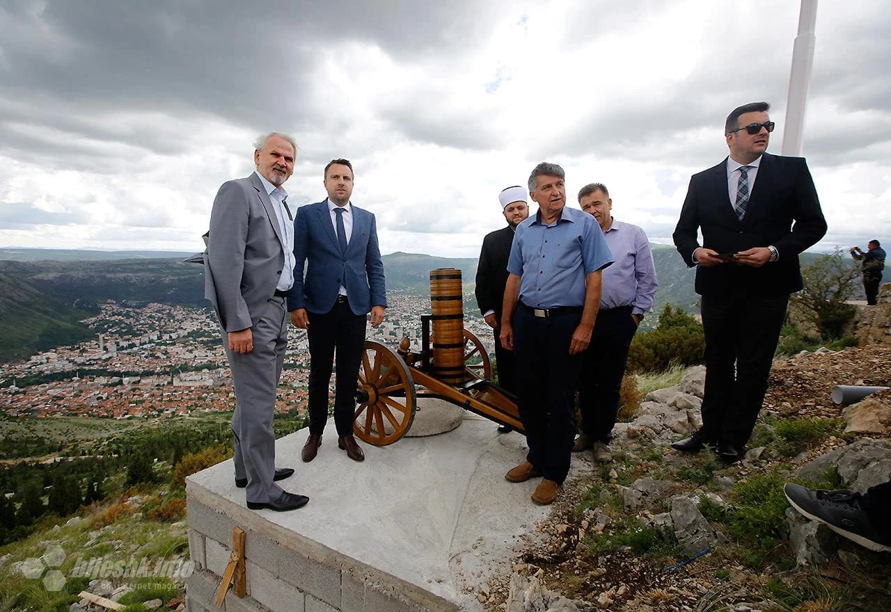 Gradonačelnik Sarajeva Abdulah Skaka donirao iftarski top Gradu Mostaru