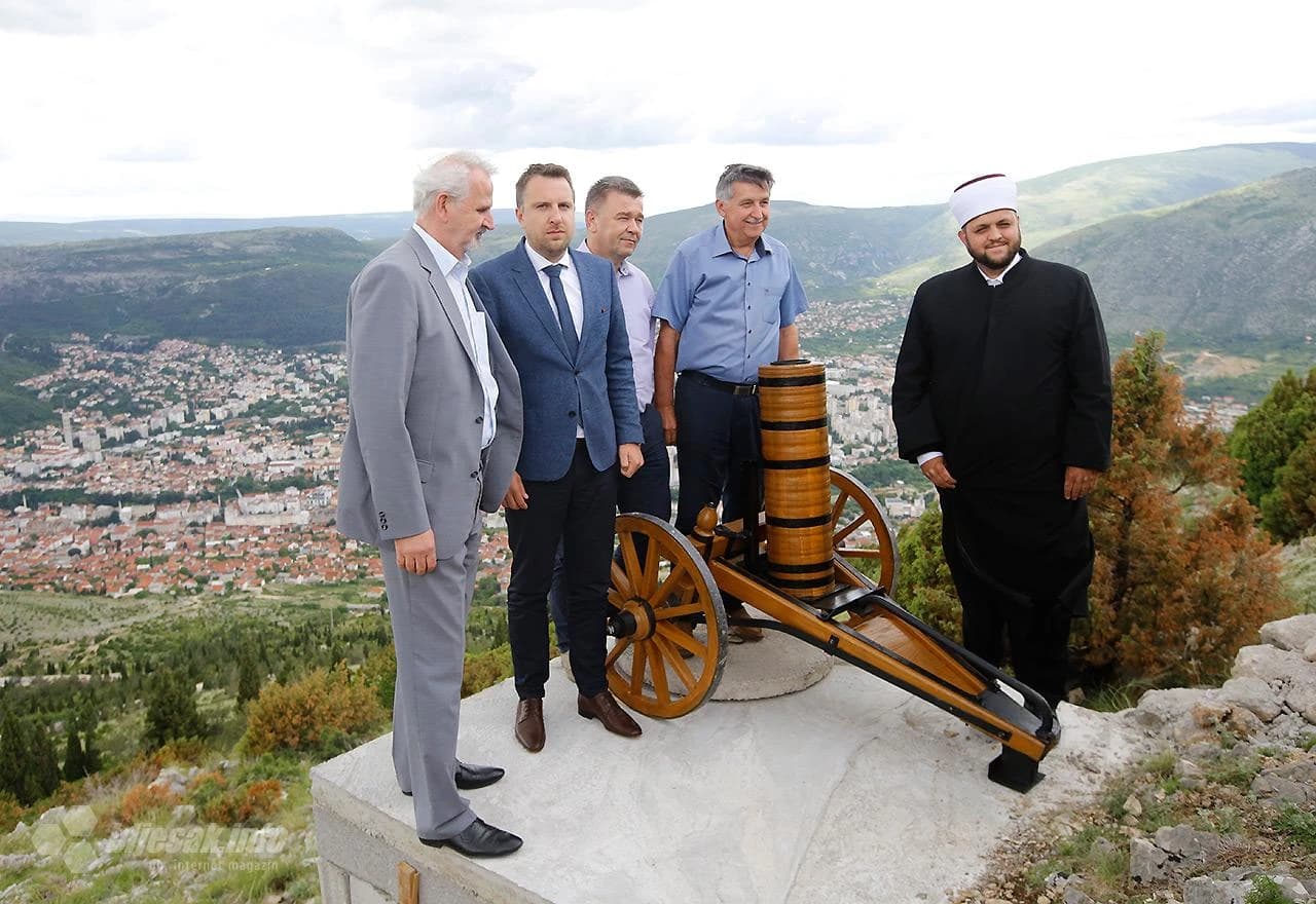 Gradonačelnik Sarajeva Abdulah Skaka donirao iftarski top Gradu Mostaru