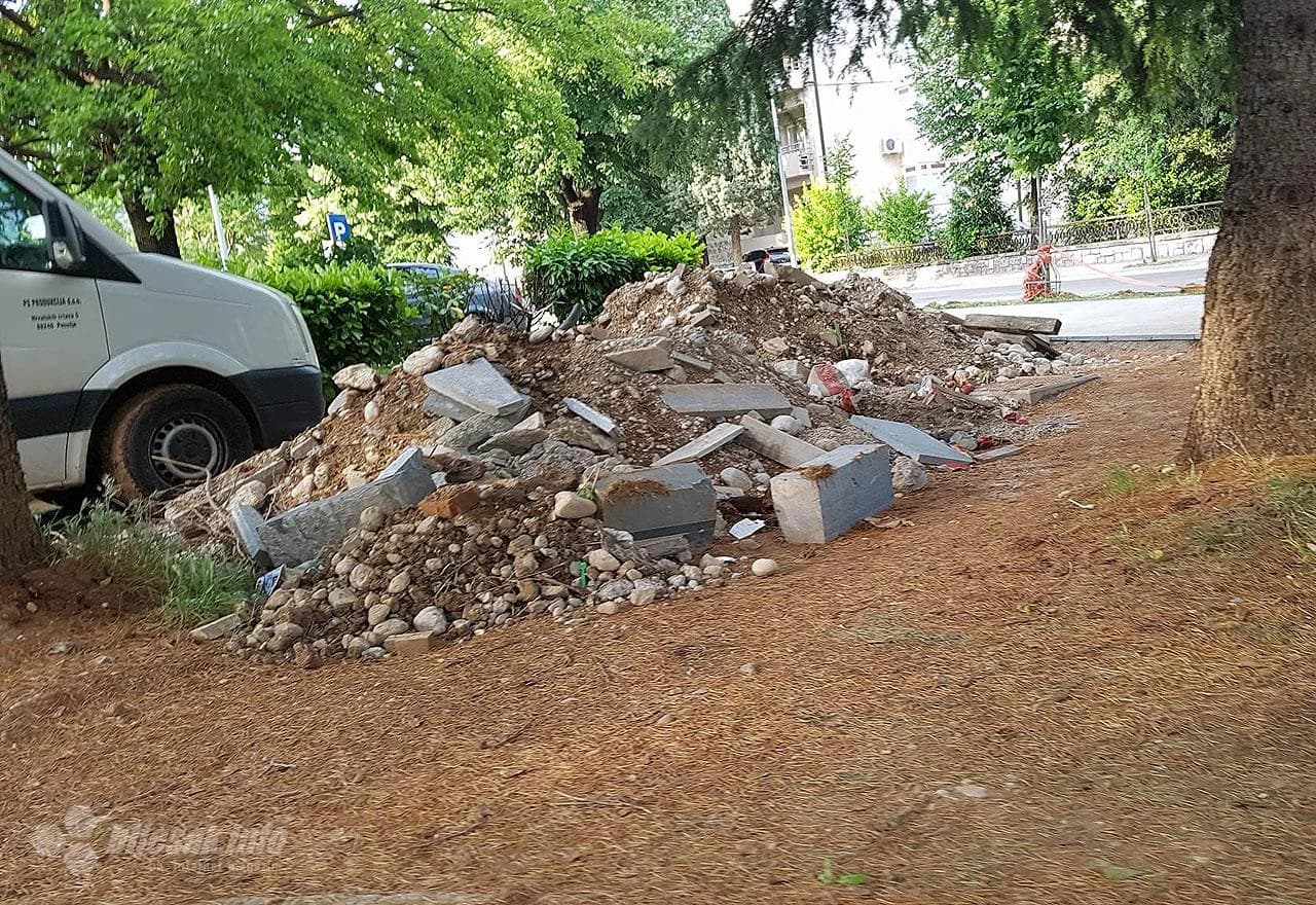 Druga strana crvenog tepiha