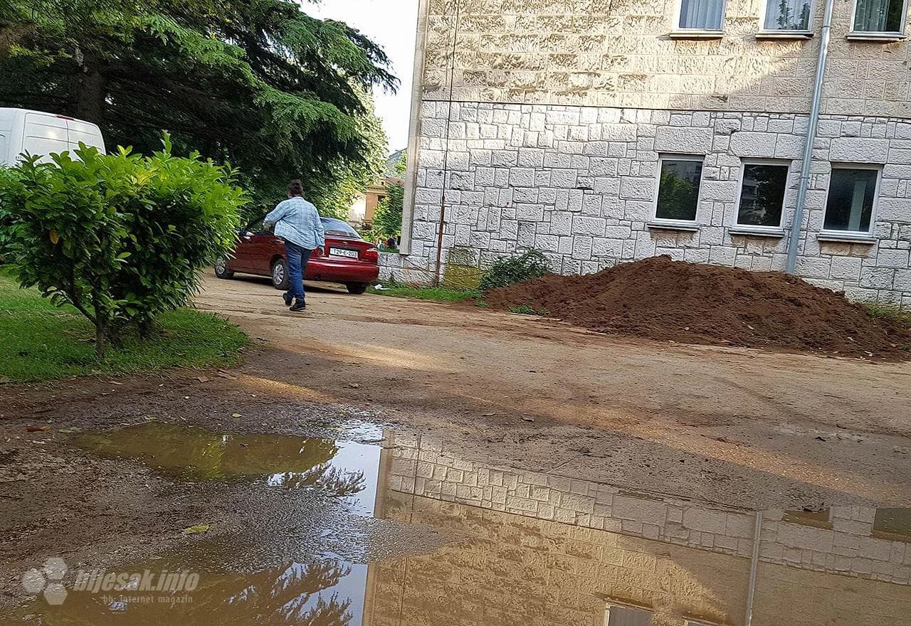 Druga strana crvenog tepiha