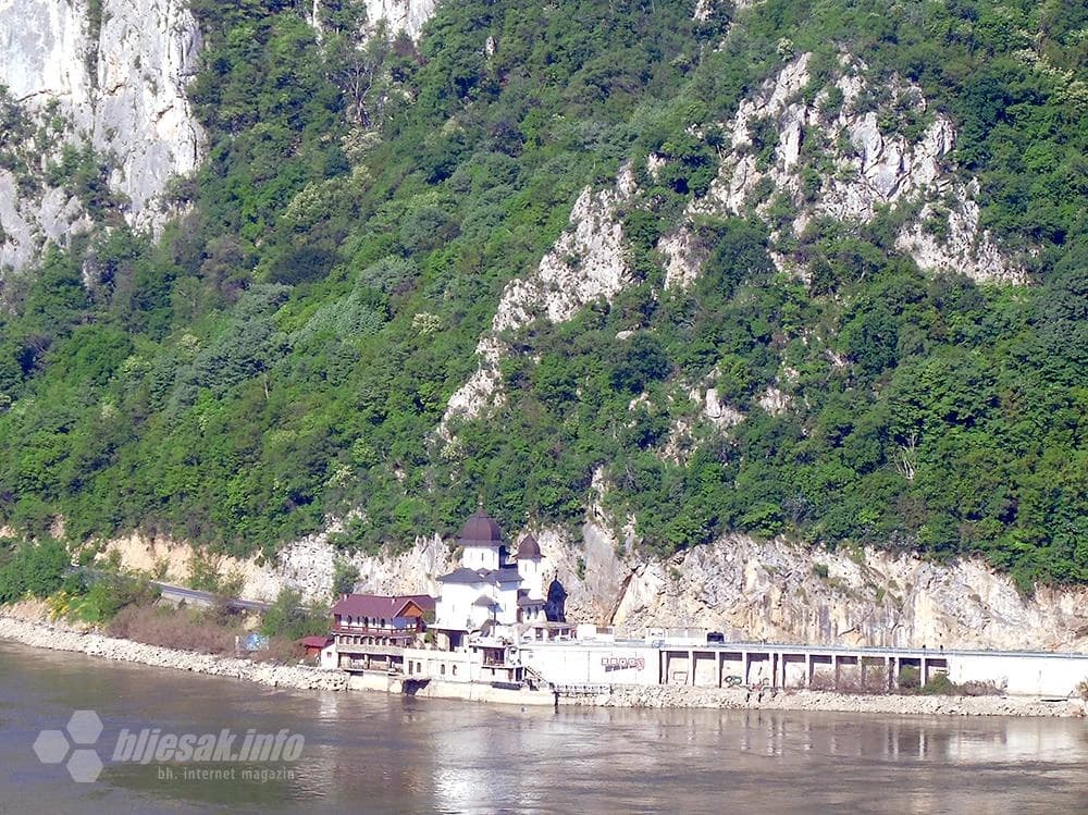 Ispod Decebalovog kipa sagrađena je i crkva