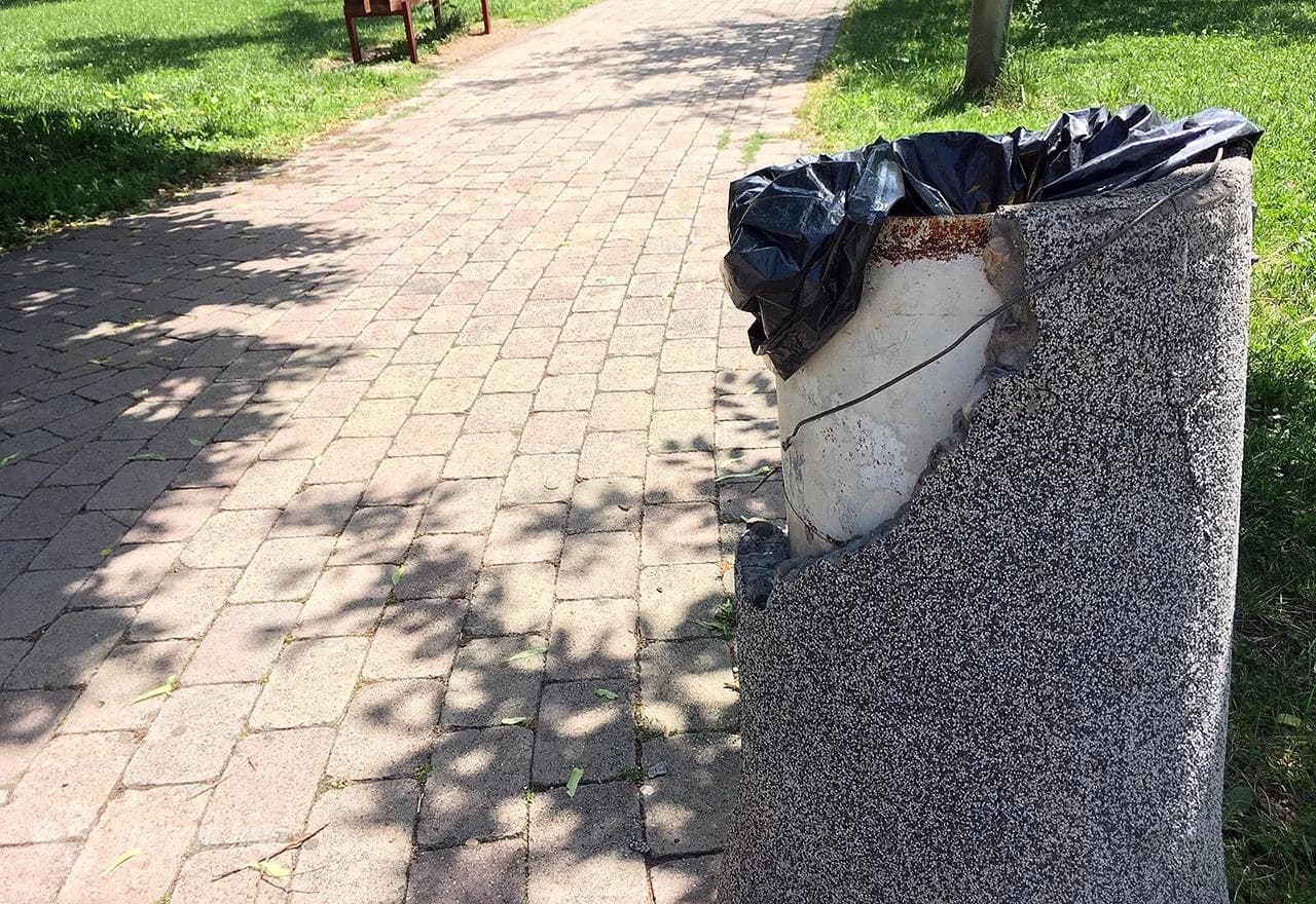 Oštećene kante u Zrinjevcu