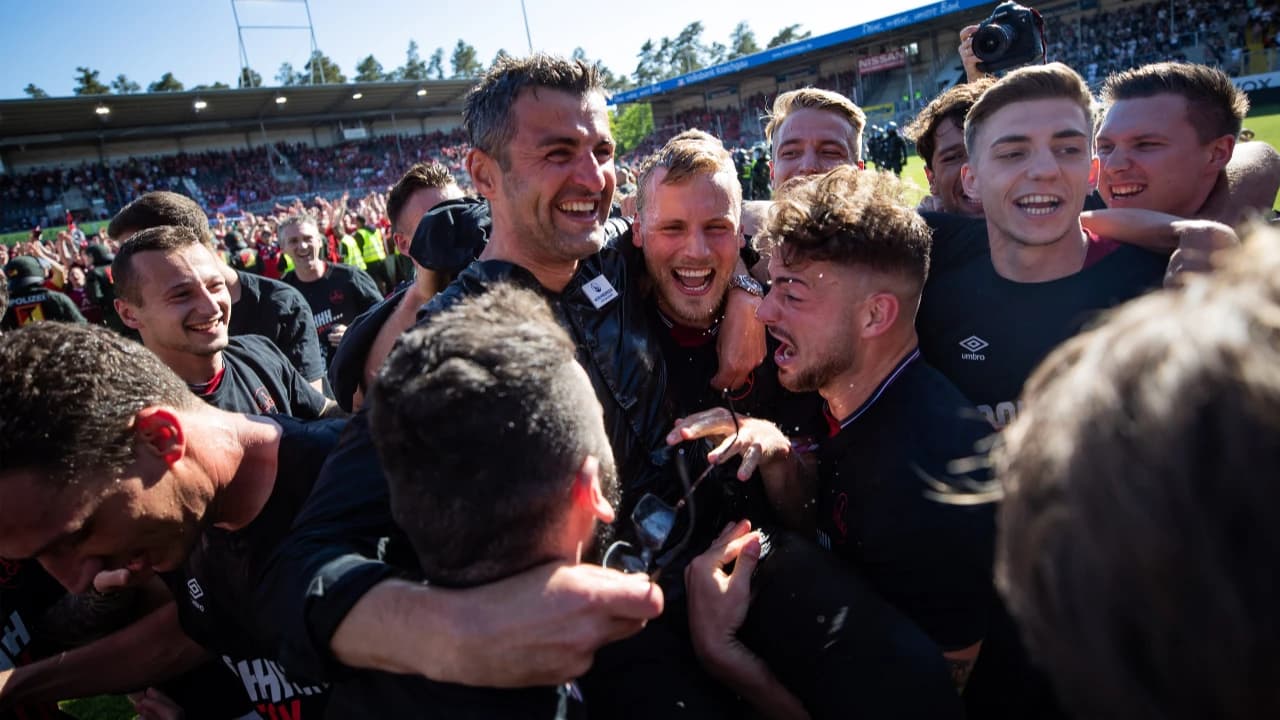 Slavlje igrača Nürnberga s trenerom Köllnerom 