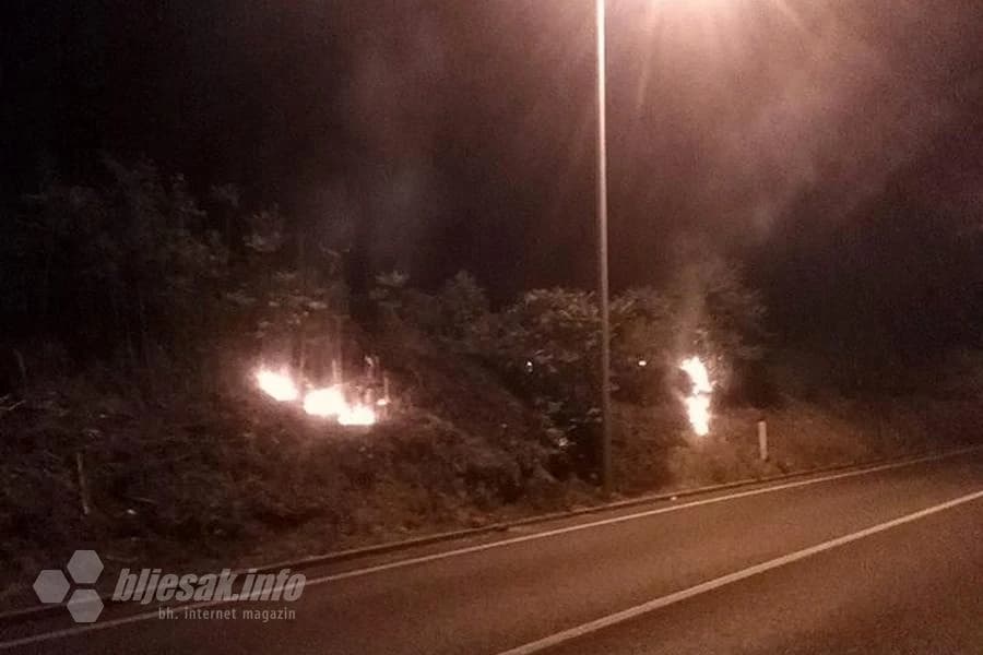 Gore smeće, trava i nisko raslinje u naselju Šehovina