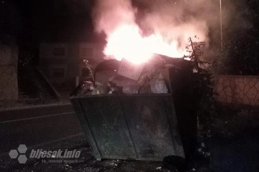 Gore smeće, trava i nisko raslinje u naselju Šehovina