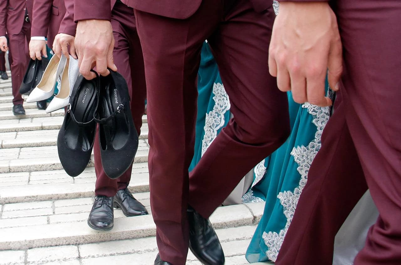 Mnogobrojni mostarski turisti u Starom gradu imali su priliku vidjeti defile 373. generacije maturanata i maturanatica koji je organiziran u sklopu manifestacije "Dani Karađoz-begove medrese" iz Mostara.