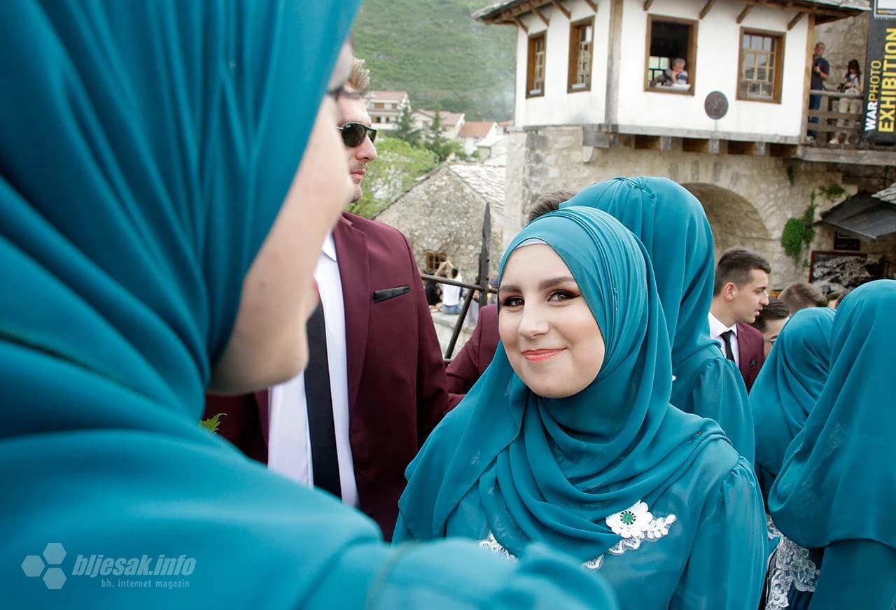 Mnogobrojni mostarski turisti u Starom gradu imali su priliku vidjeti defile 373. generacije maturanata i maturanatica koji je organiziran u sklopu manifestacije "Dani Karađoz-begove medrese" iz Mostara.