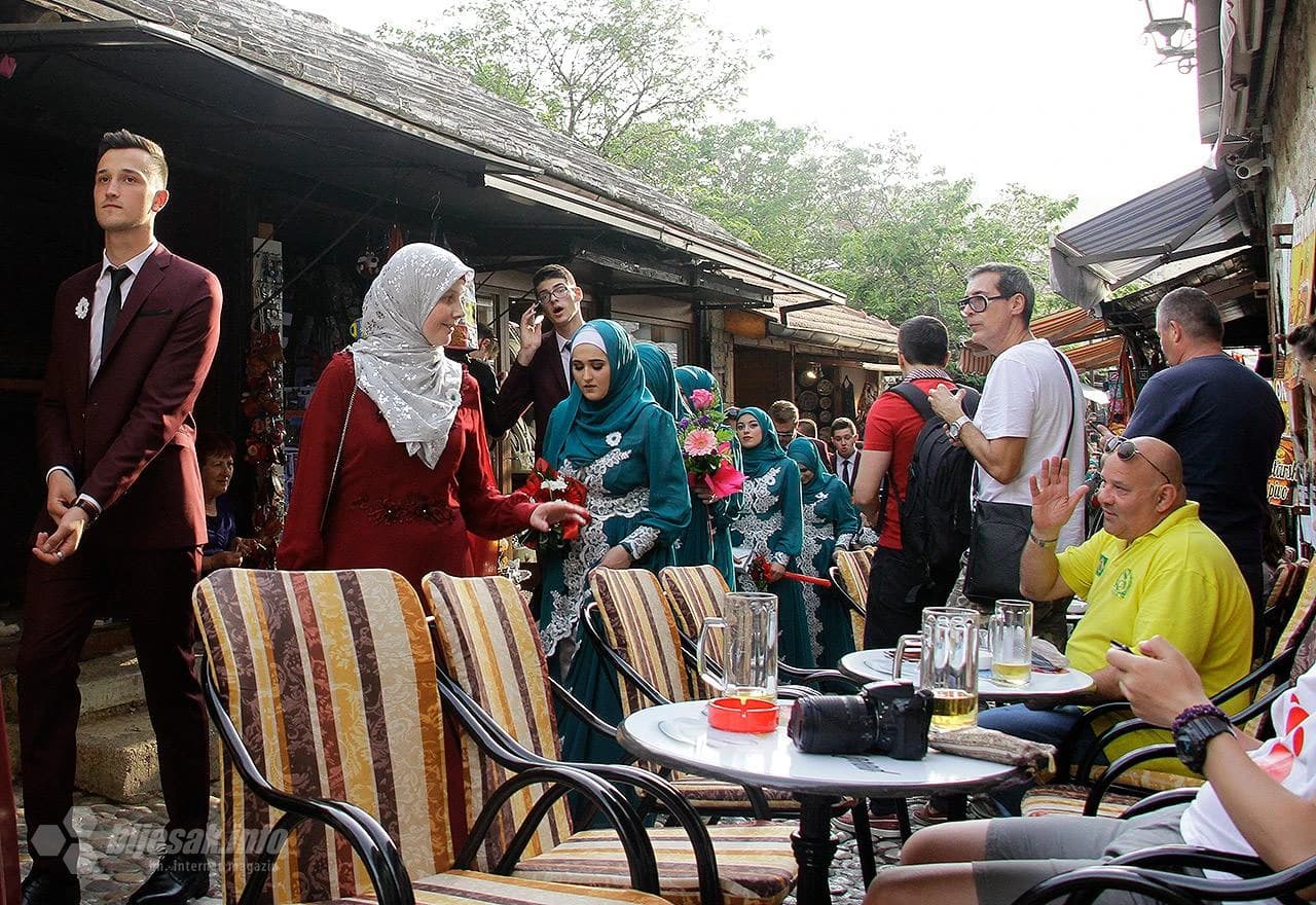 Mnogobrojni mostarski turisti u Starom gradu imali su priliku vidjeti defile 373. generacije maturanata i maturanatica koji je organiziran u sklopu manifestacije "Dani Karađoz-begove medrese" iz Mostara.