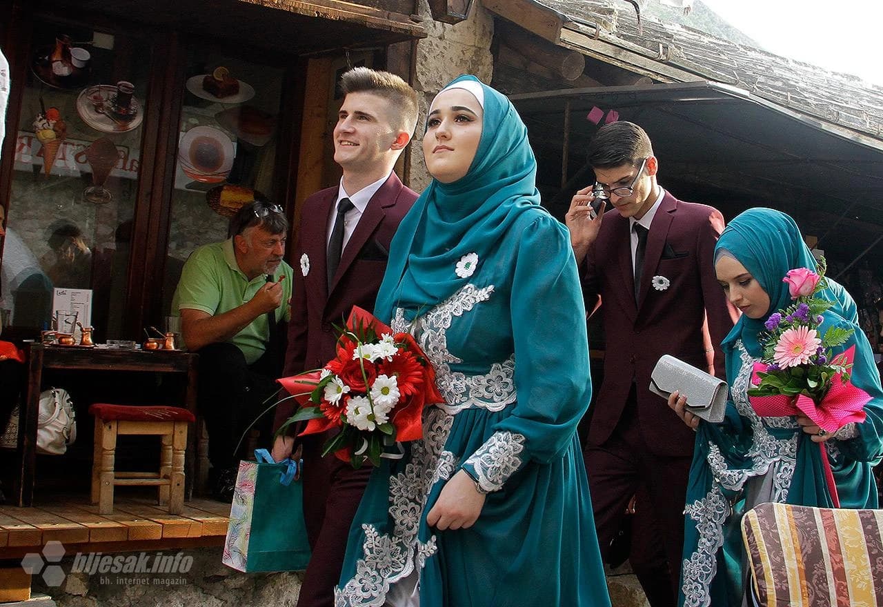 Mnogobrojni mostarski turisti u Starom gradu imali su priliku vidjeti defile 373. generacije maturanata i maturanatica koji je organiziran u sklopu manifestacije "Dani Karađoz-begove medrese" iz Mostara.