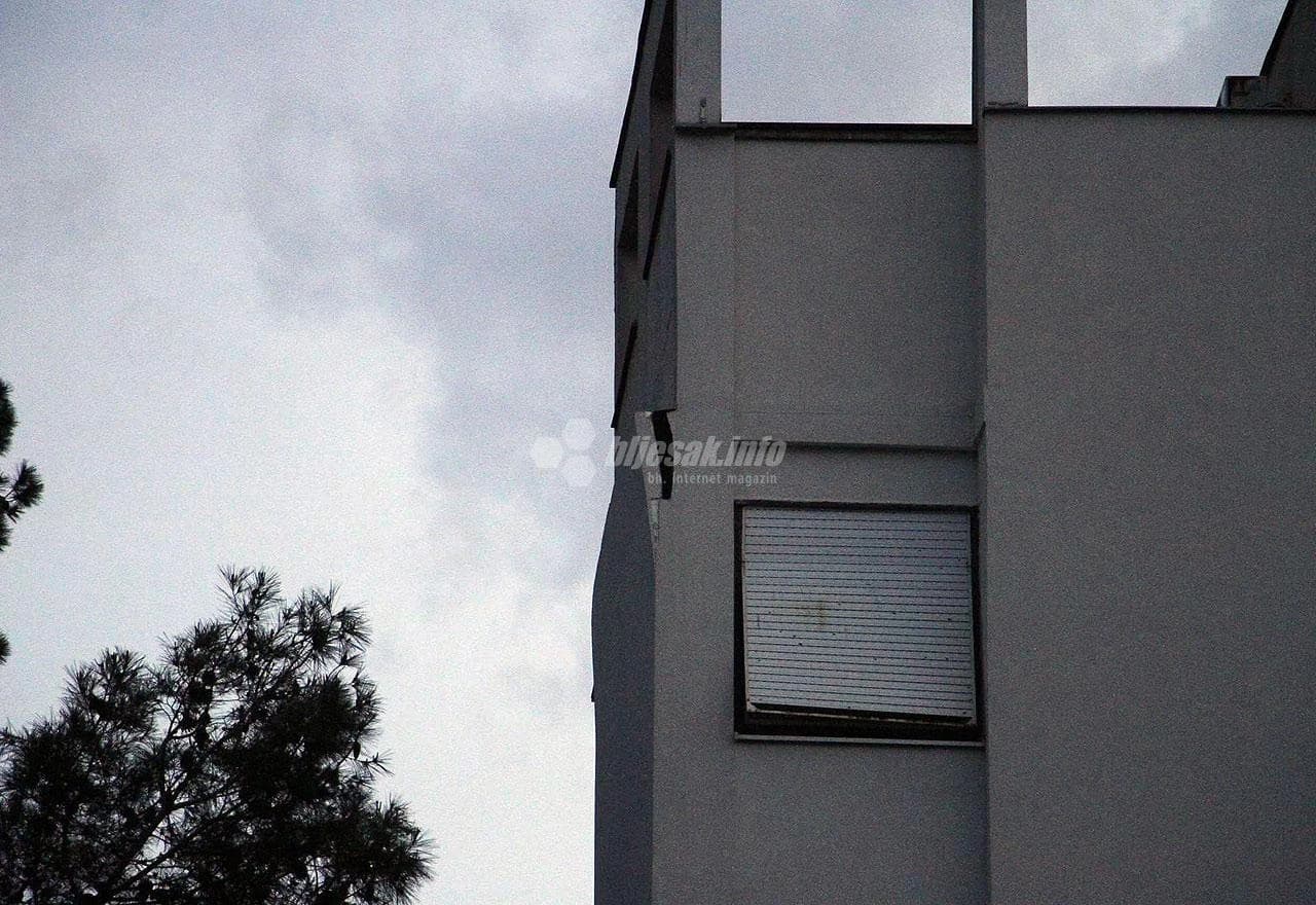 Fasada opasno visi sa zgrade na Bijelom Brijegu