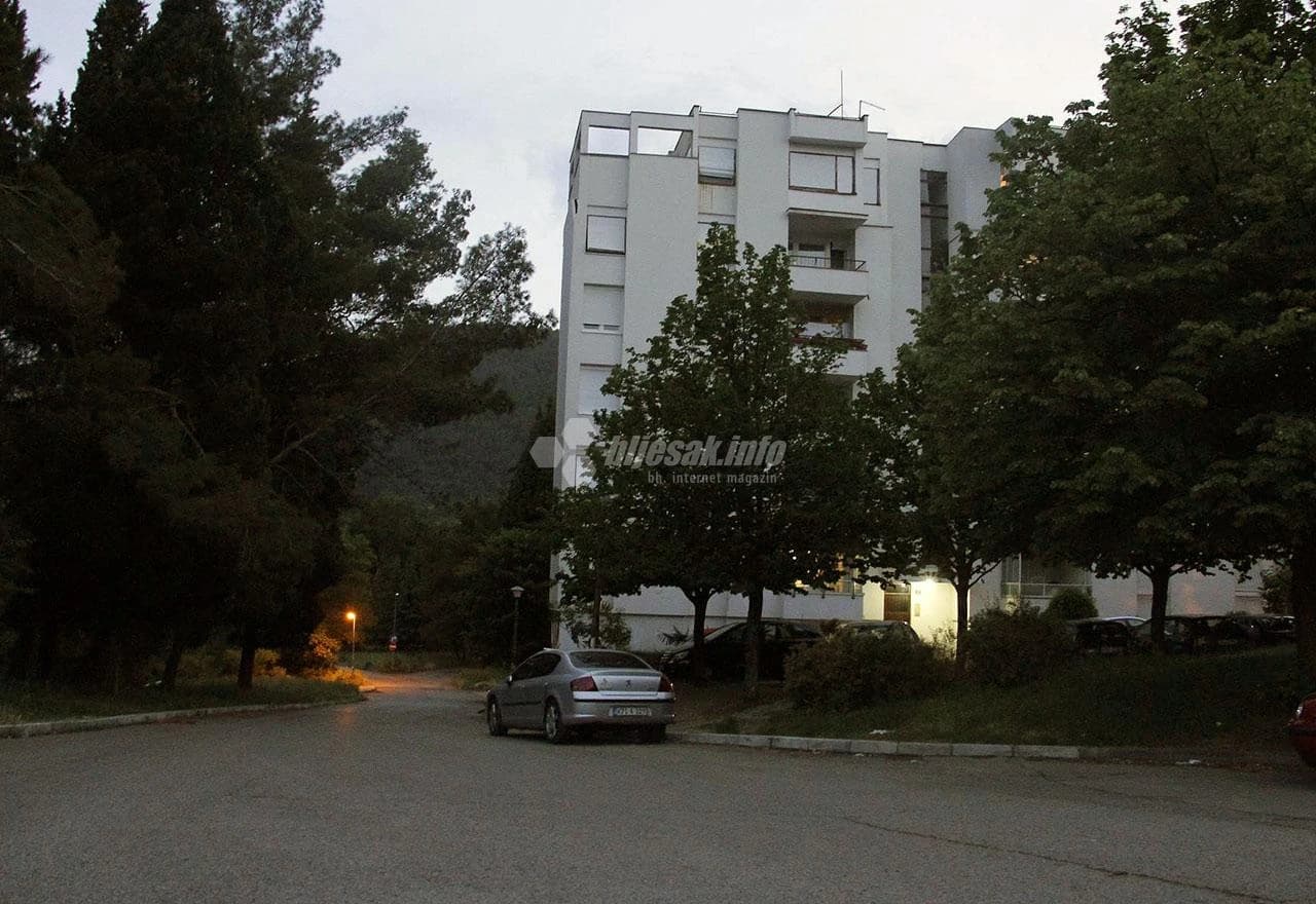 Fasada opasno visi sa zgrade na Bijelom Brijegu