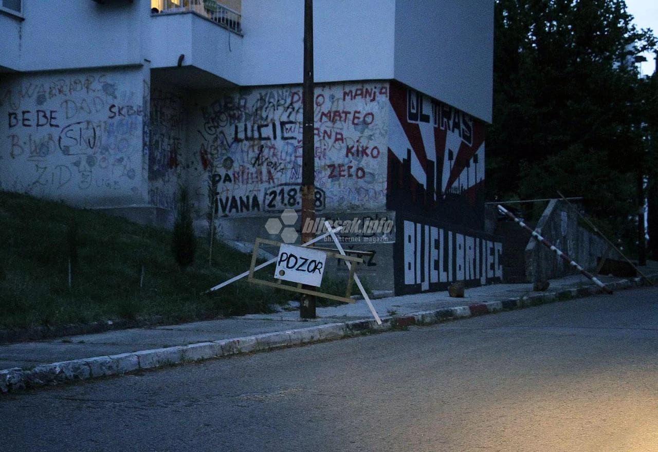 Fasada opasno visi sa zgrade na Bijelom Brijegu