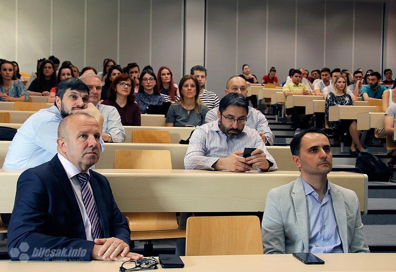 U organizaciji Medicinskog fakulteta Sveučilišta u Mostaru, Liječničke komore HNŽ, ministarstva zdravstva FBiH, Zavoda za javno zdravstvo FBiH, UNICEF-a, WHO i BoHeMSA u četvrtak je u amfiteatru Medicinskog fakulteta u Mostaru  održan Simpozij povodom Svj