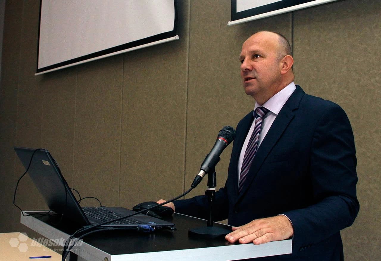 U organizaciji Medicinskog fakulteta Sveučilišta u Mostaru, Liječničke komore HNŽ, ministarstva zdravstva FBiH, Zavoda za javno zdravstvo FBiH, UNICEF-a, WHO i BoHeMSA u četvrtak je u amfiteatru Medicinskog fakulteta u Mostaru  održan Simpozij povodom Svj