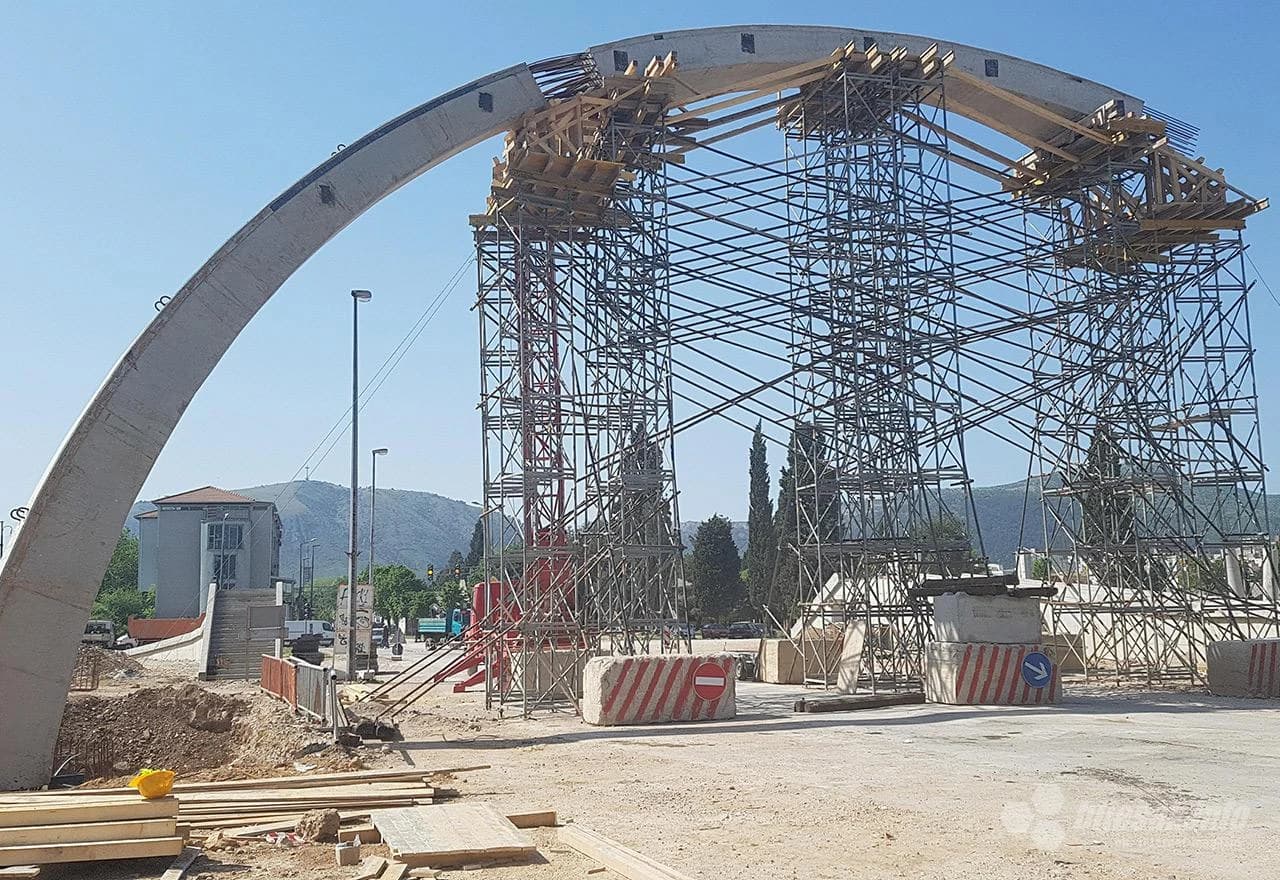 Zbog  visine i konstrukcije isključena je mogućnost bacanja preko nje kao i penjanja na istu