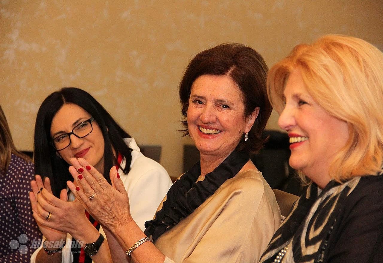 Tatjana Ljujić-Mijatović (desno), Mirsada Hukić (sredina), Marija Čutura (lijevo)