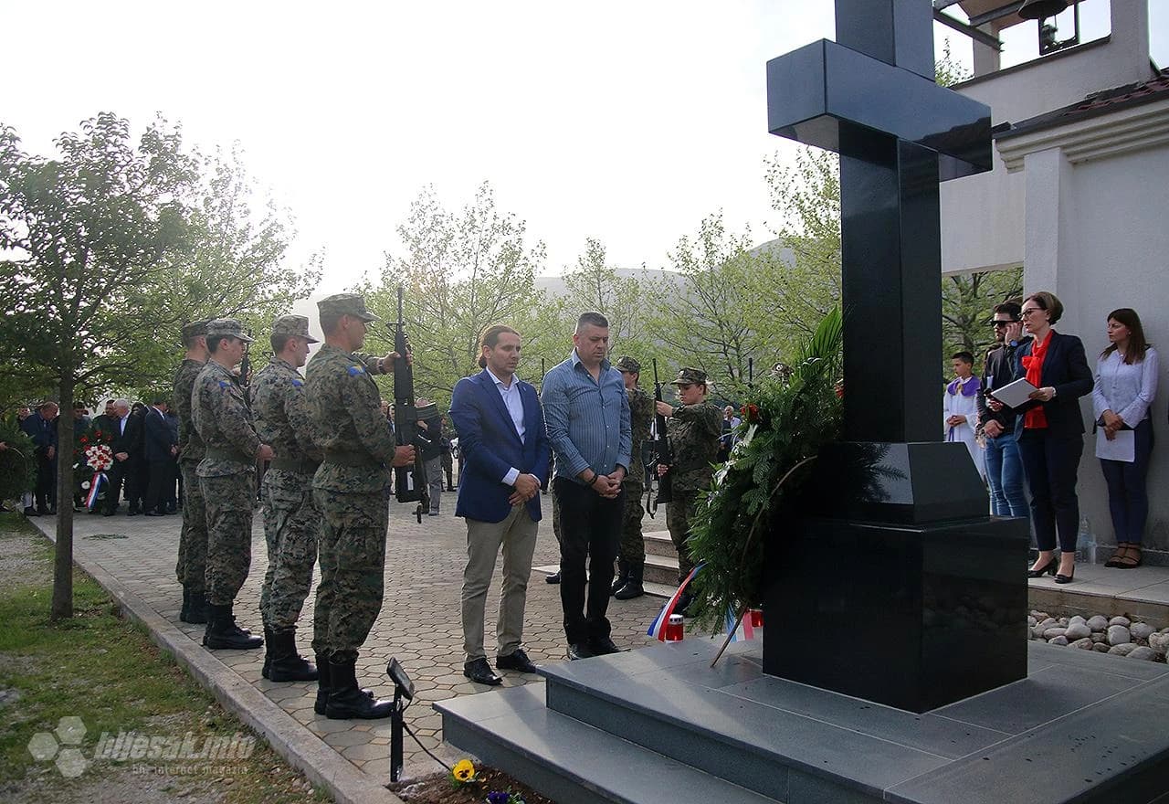 Spomen-križ poginulim braniteljima u Raštanima