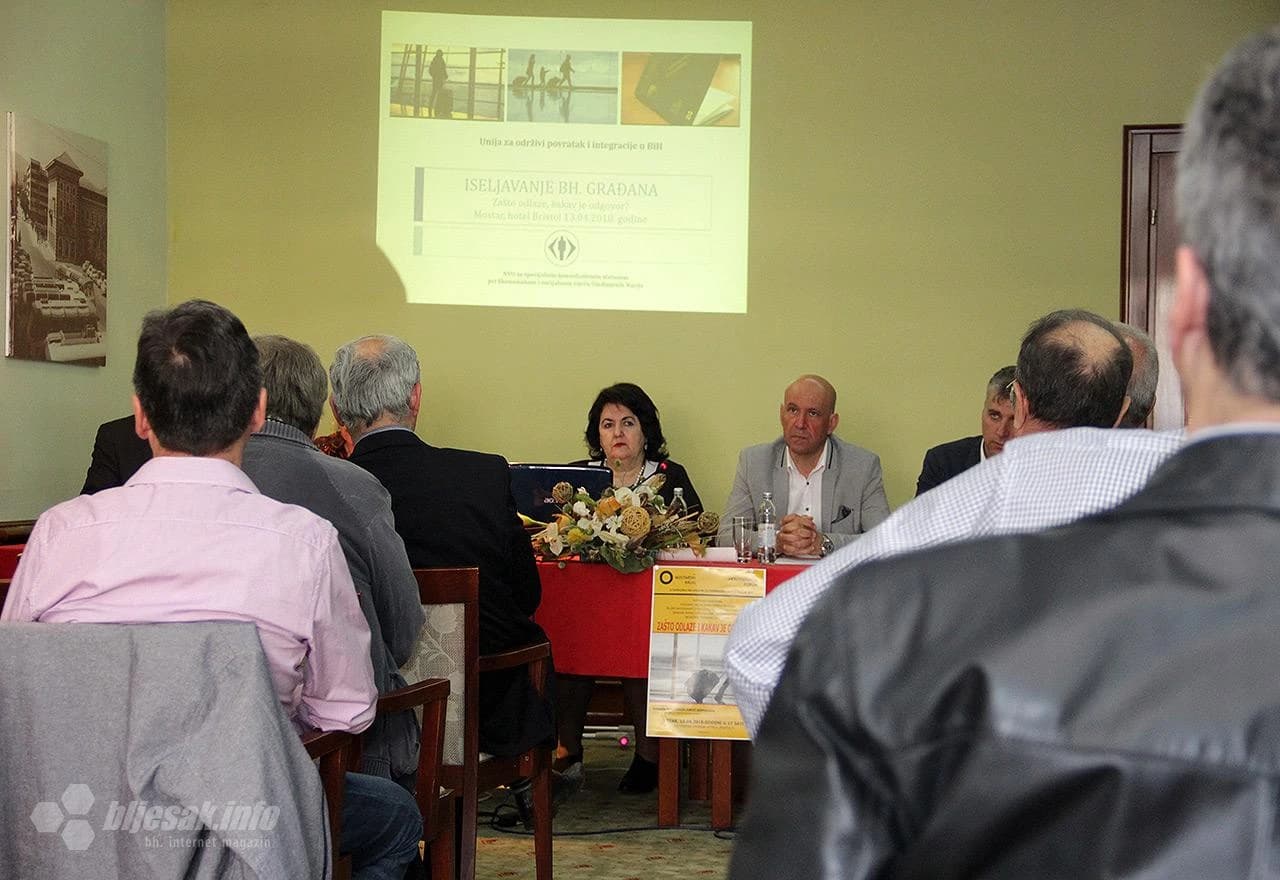 Detalj s tribine 'Zašto odlaze?'