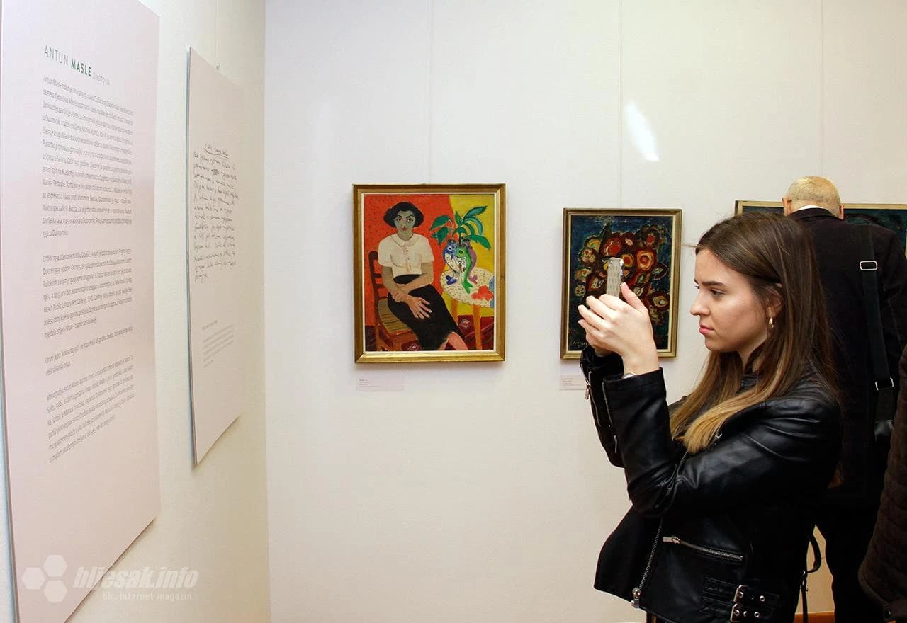 U sklopu Mostarskoga proljeća – Dana Matice hrvatske Mostar, u Galeriji „Aluminij“ u Mostaru u četvrtak je svečano otvorena izložba Antuna Masle na kojoj je izloženo 38 djela tog dubrovačkog slikara i jedinstvenog stvaratelja