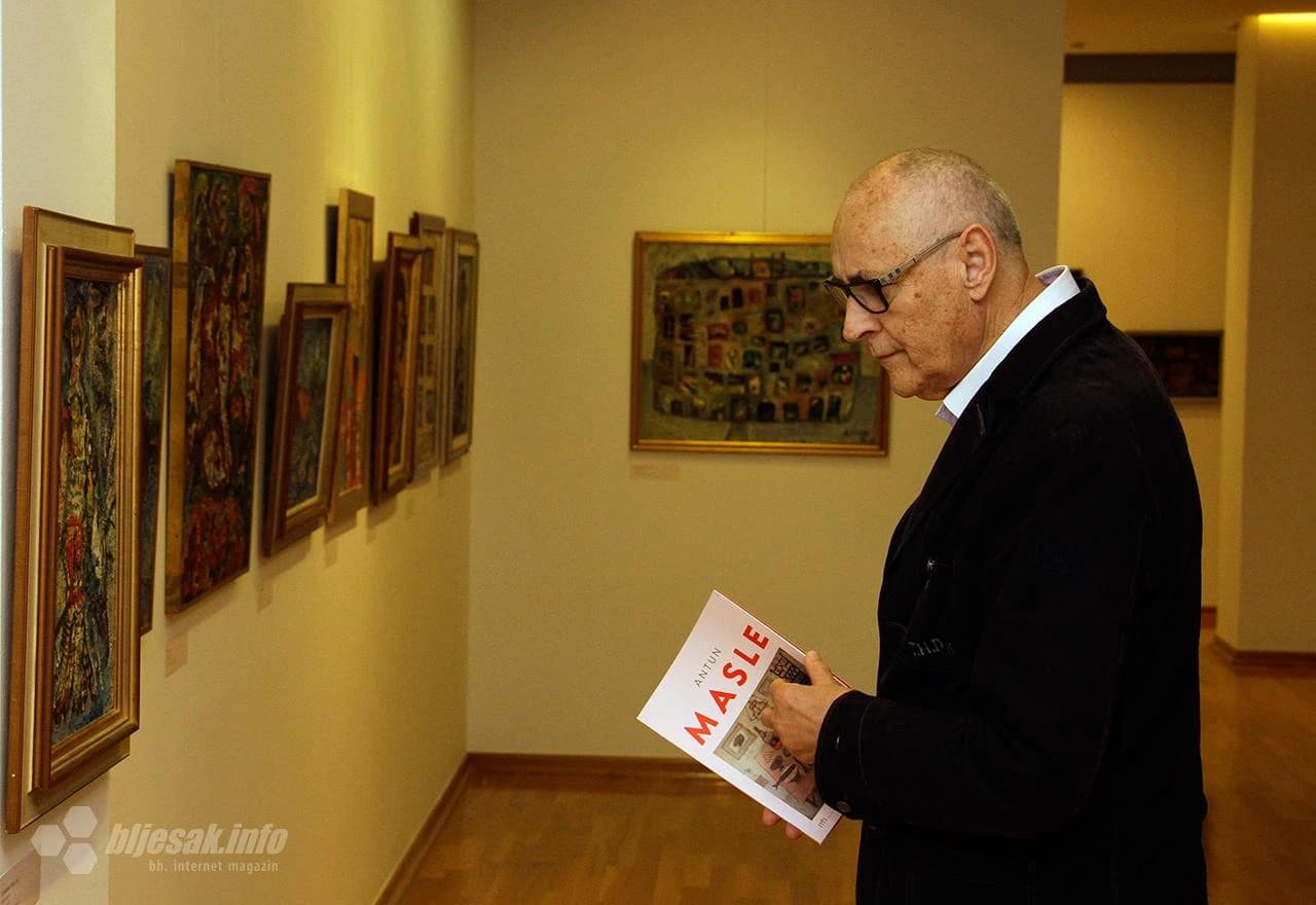U sklopu Mostarskoga proljeća – Dana Matice hrvatske Mostar, u Galeriji „Aluminij“ u Mostaru u četvrtak je svečano otvorena izložba Antuna Masle na kojoj je izloženo 38 djela tog dubrovačkog slikara i jedinstvenog stvaratelja