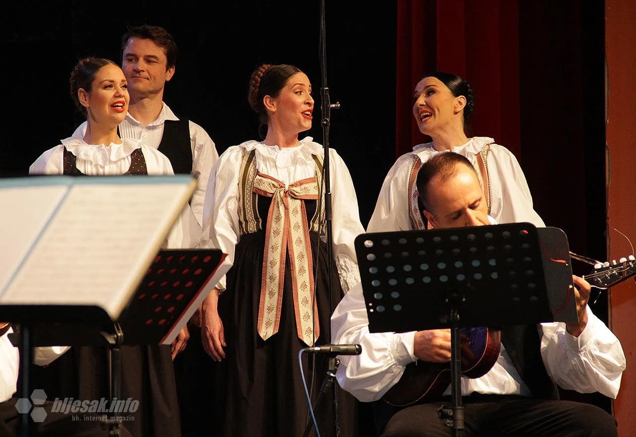 LADO Ansambl narodnih plesova i pjesama Hrvatske