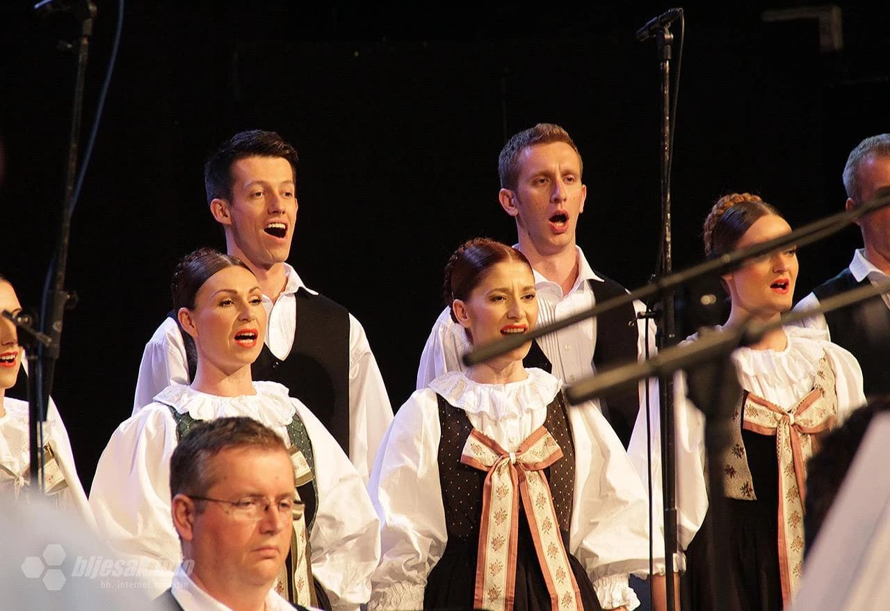 LADO Ansambl narodnih plesova i pjesama Hrvatske