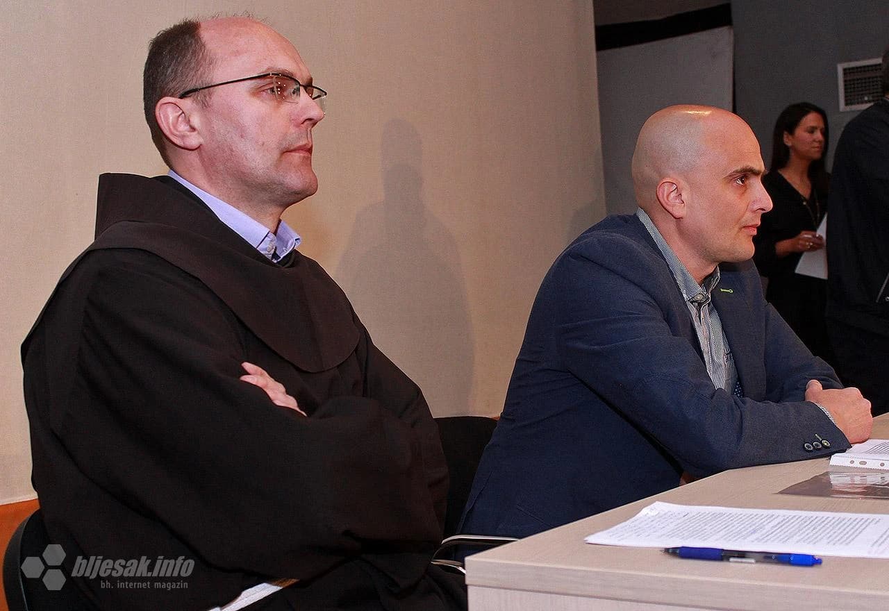 Tribina ''Jedinstvo ili zajedništvo; demokracija ili jednoumlje'' u kinu Borak (fra Mario Knezović i Slaven Raguž)