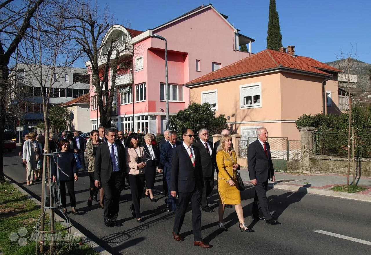 Defile uoči otvaranja 20. Mostarskog proljeća