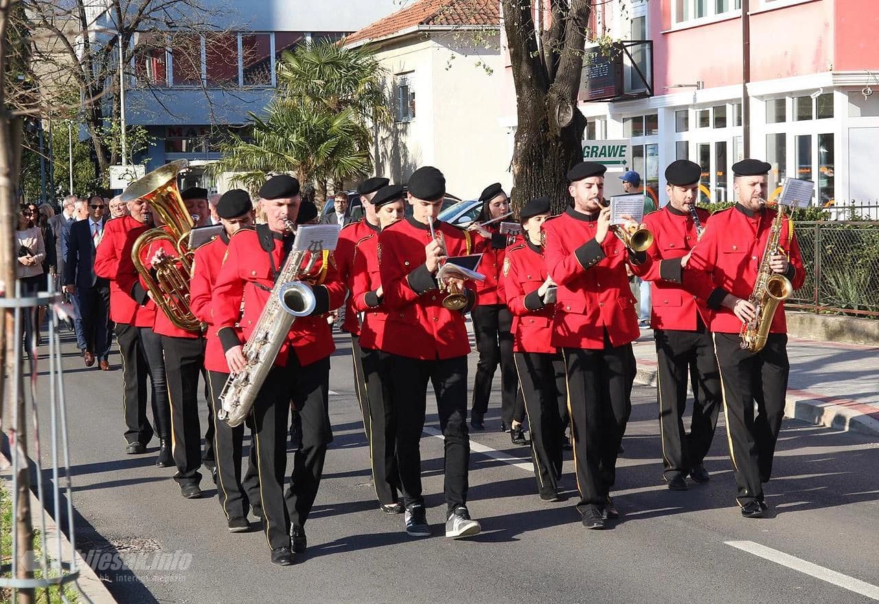 Defile uoči otvaranja 20. Mostarskog proljeća