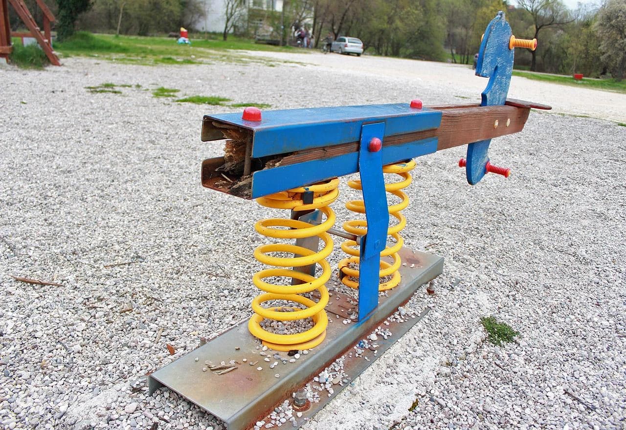 Slomljena klackalica u dječjem parku u Borku