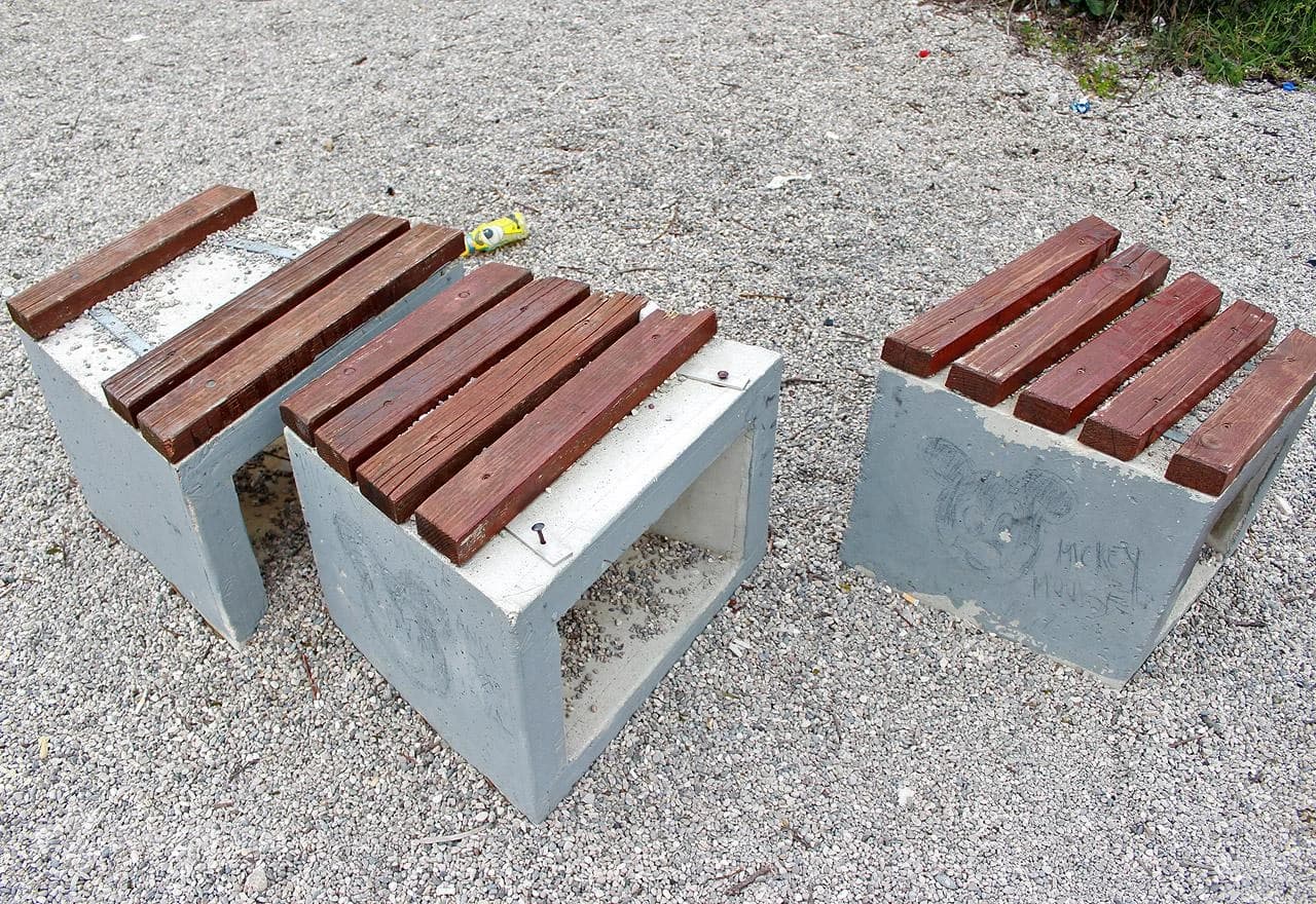 Uništene klupe koje su postavili aktivisti Udruge ''Inicijativa za Široki''