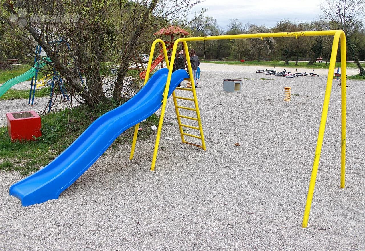 Devastirane ljuljačke u dječjem parku u Borku