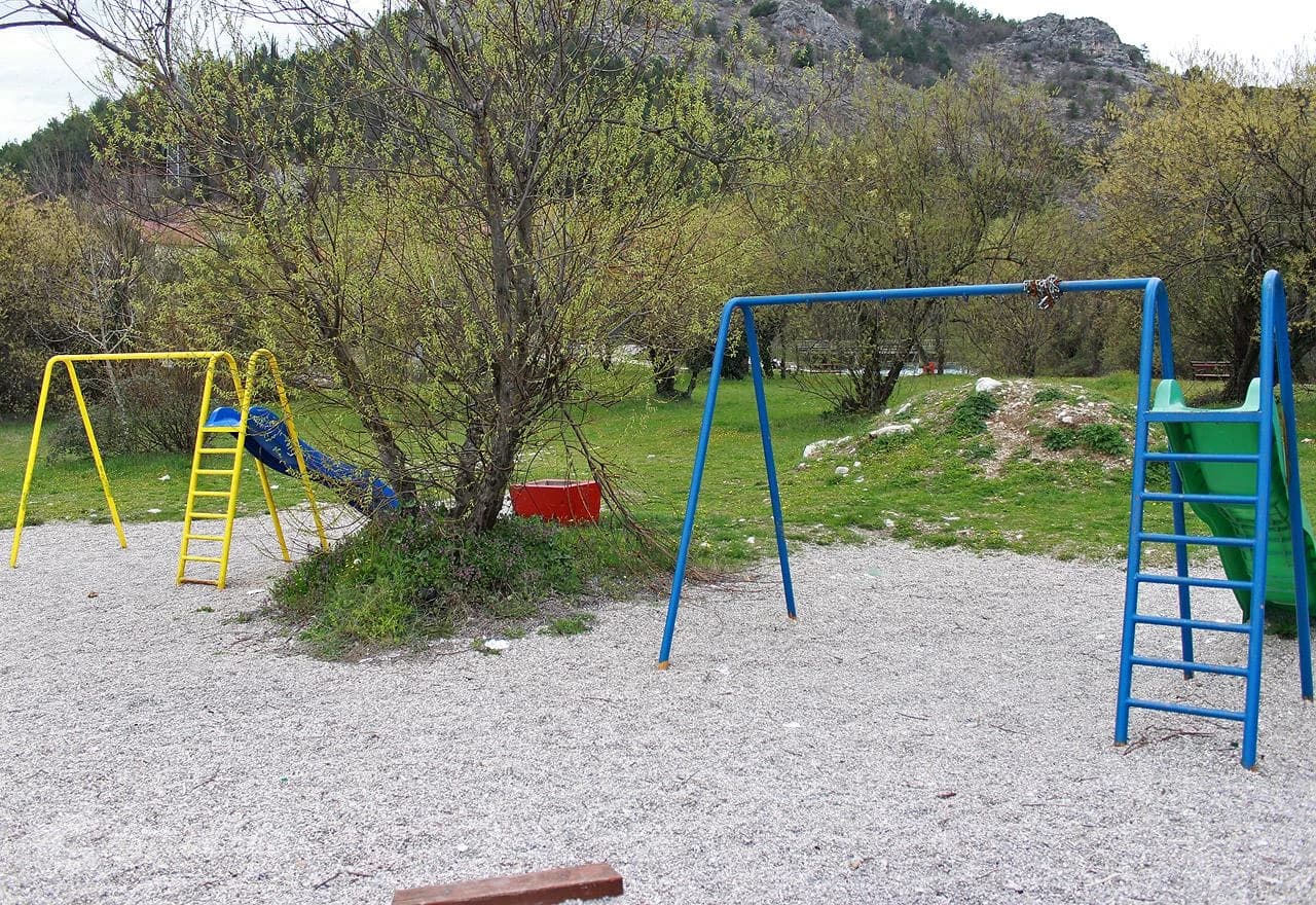 Devastirane ljuljačke u dječjem parku u Borku