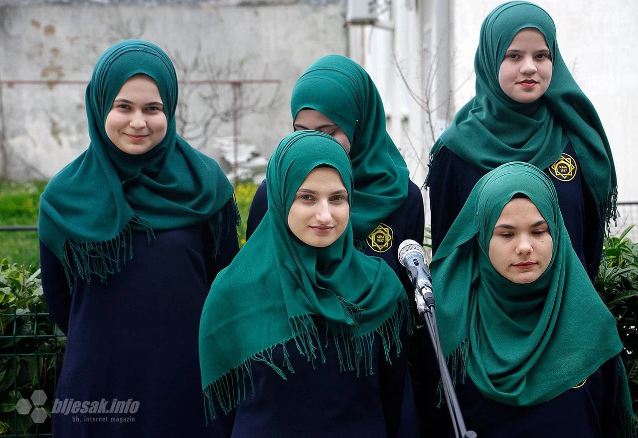 Otkrivanje ploče sa stihovima pjesnika Mostara